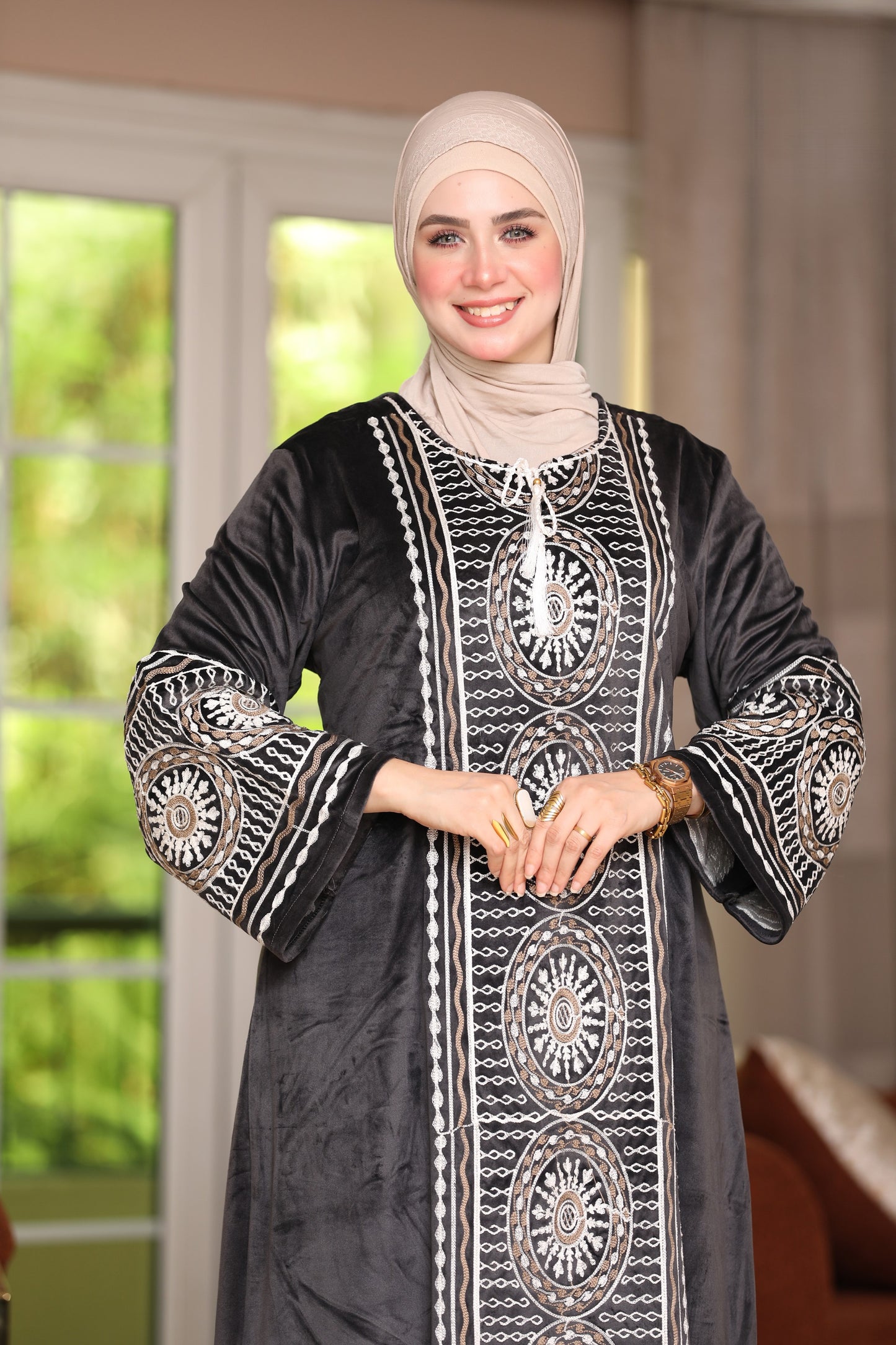 Velvet abaya with lengthwise embroidery