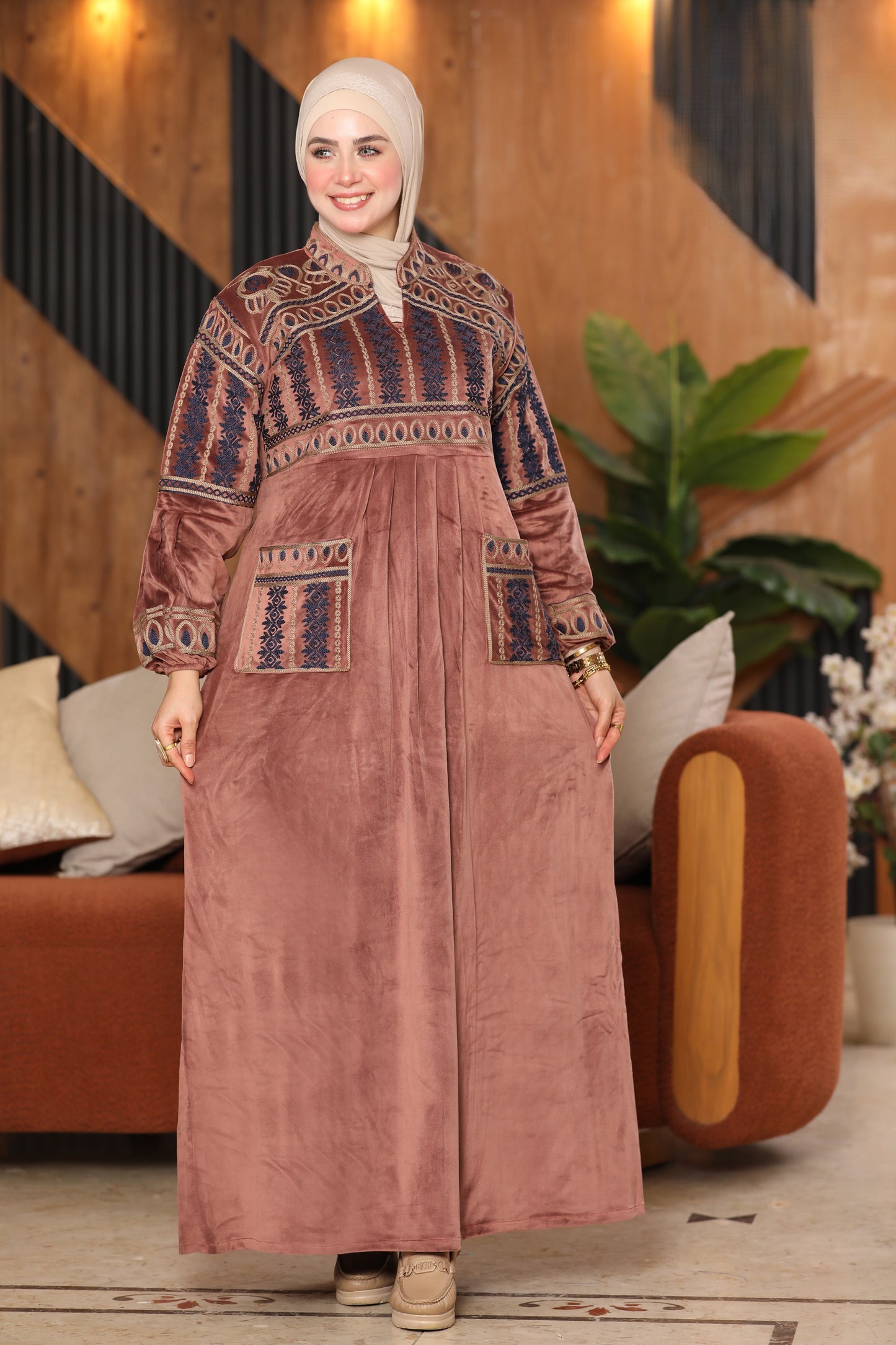 Embroidered velvet abaya with two pockets