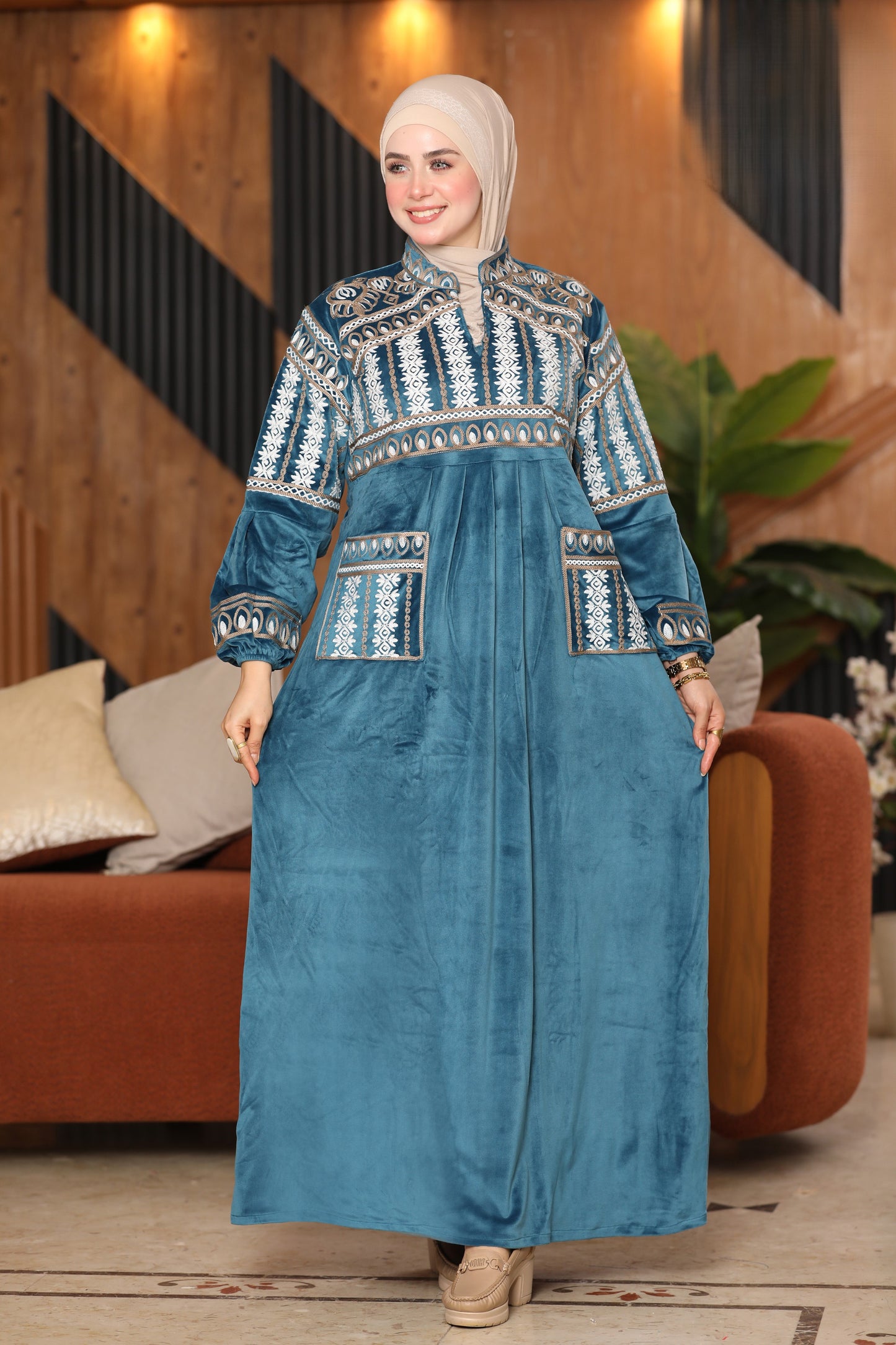 Embroidered velvet abaya with two pockets
