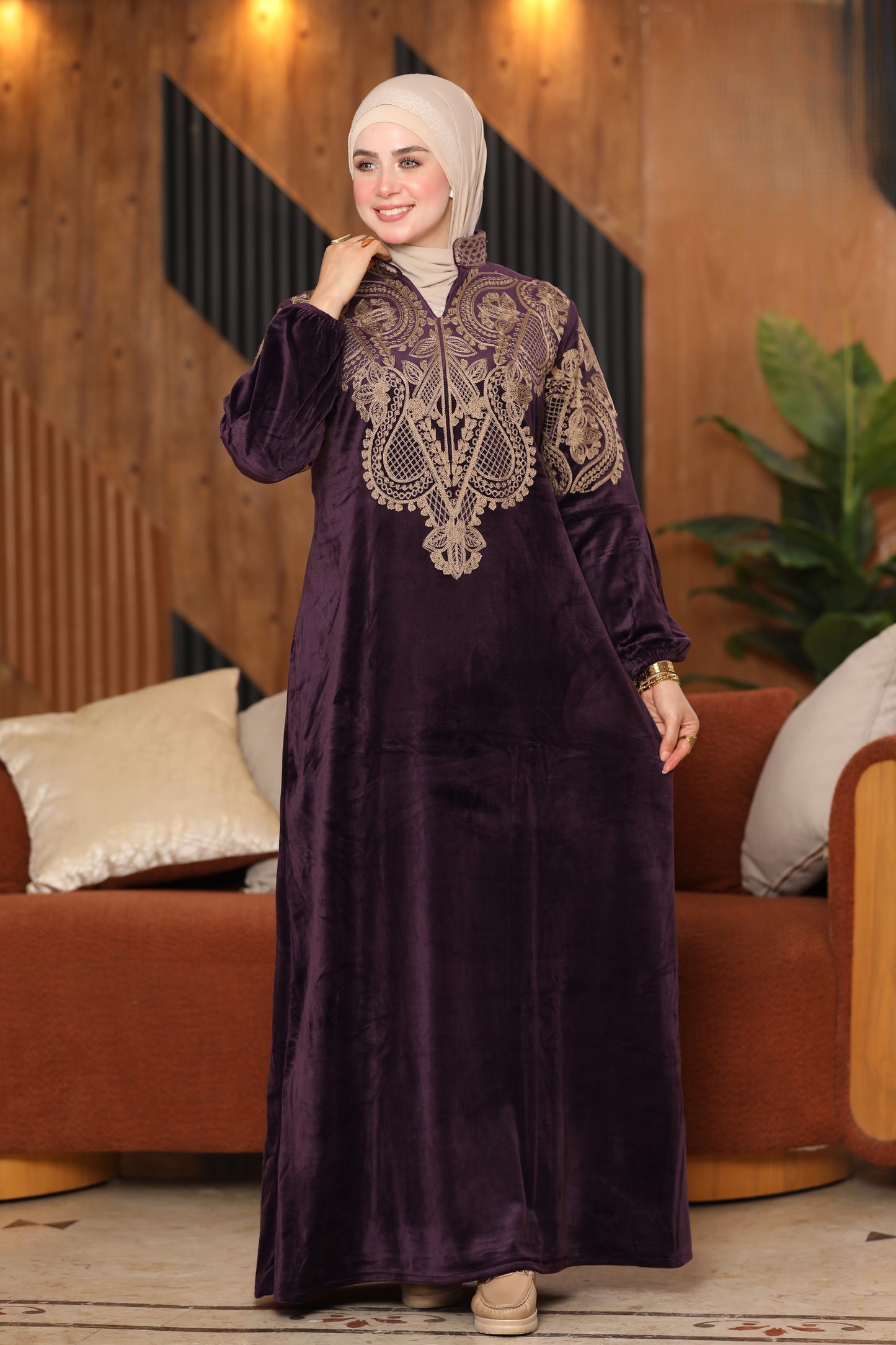 Velvet abaya with collar and embroidery