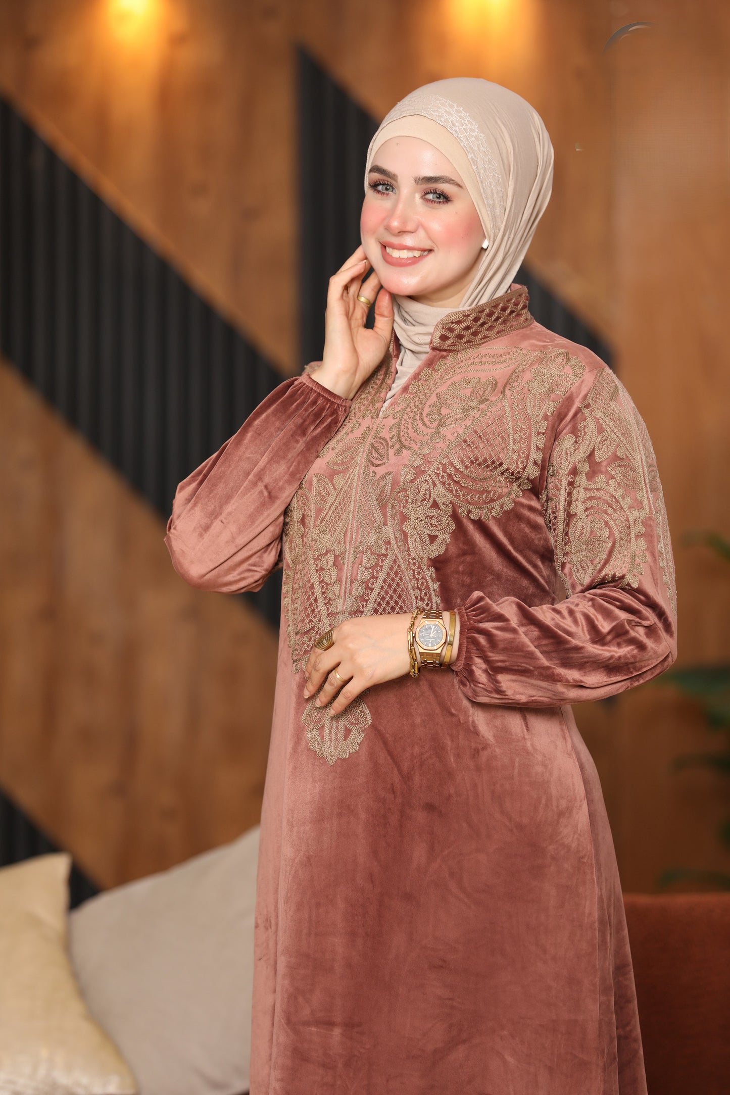 Velvet abaya with collar and embroidery
