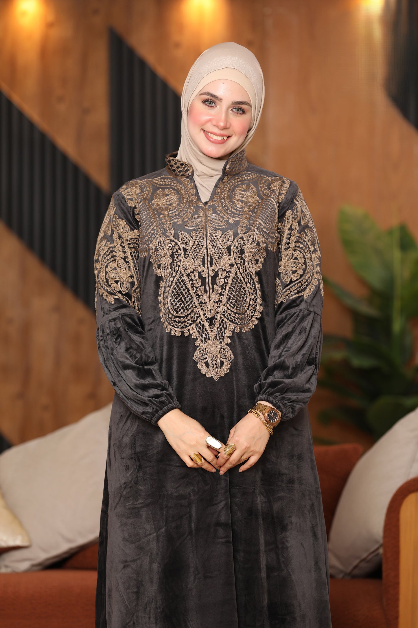 Velvet abaya with collar and embroidery