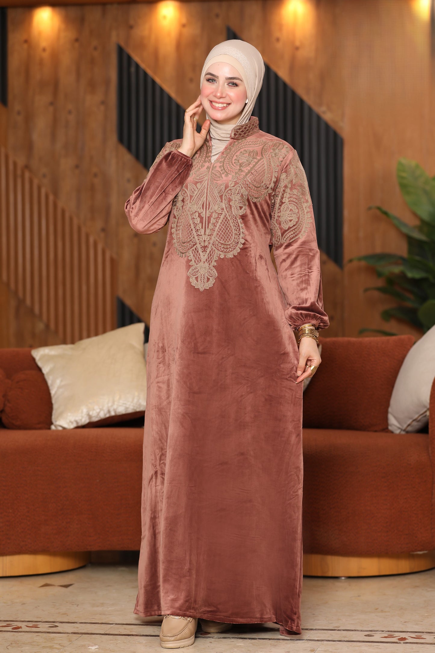 Velvet abaya with collar and embroidery