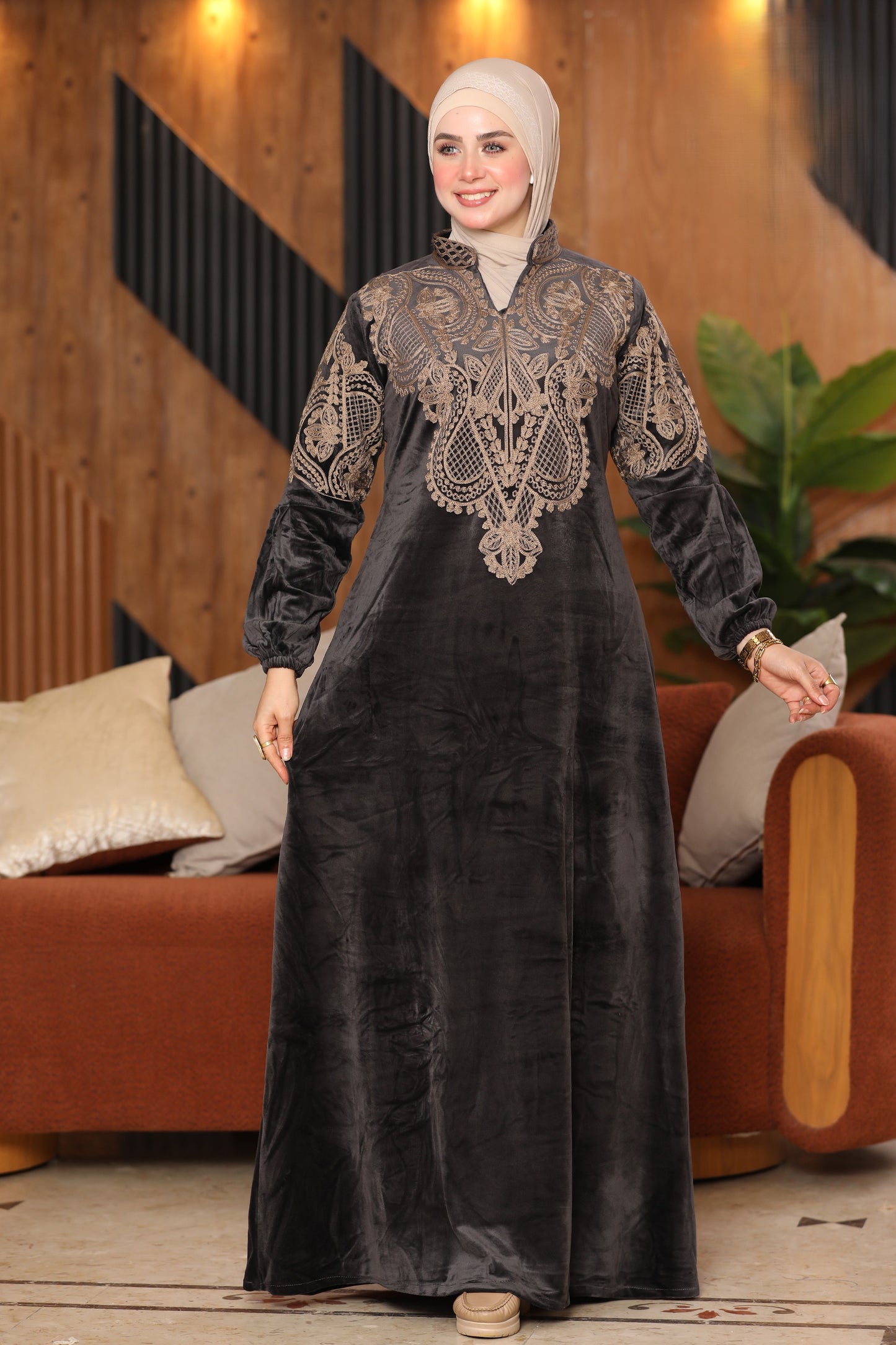 Velvet abaya with collar and embroidery