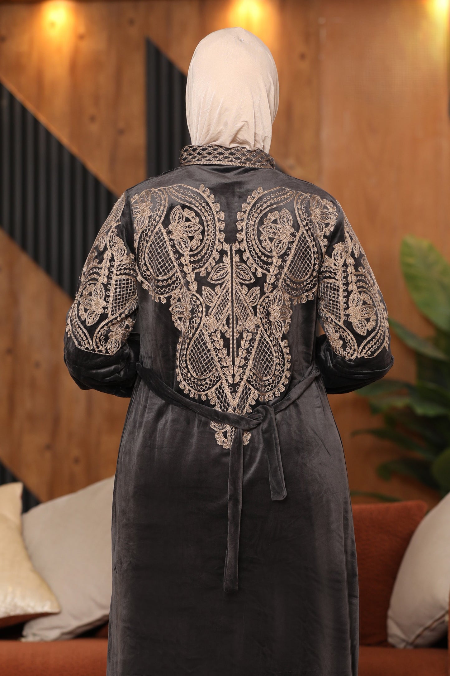 Velvet abaya with collar and embroidery