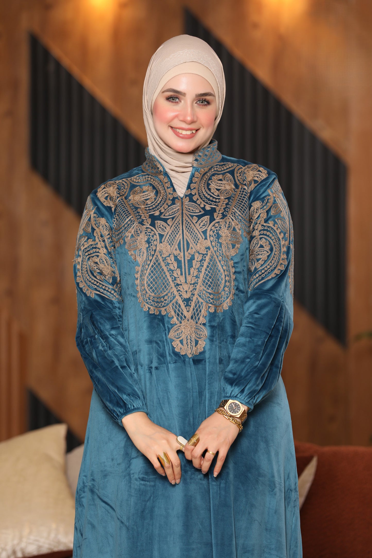 Velvet abaya with collar and embroidery
