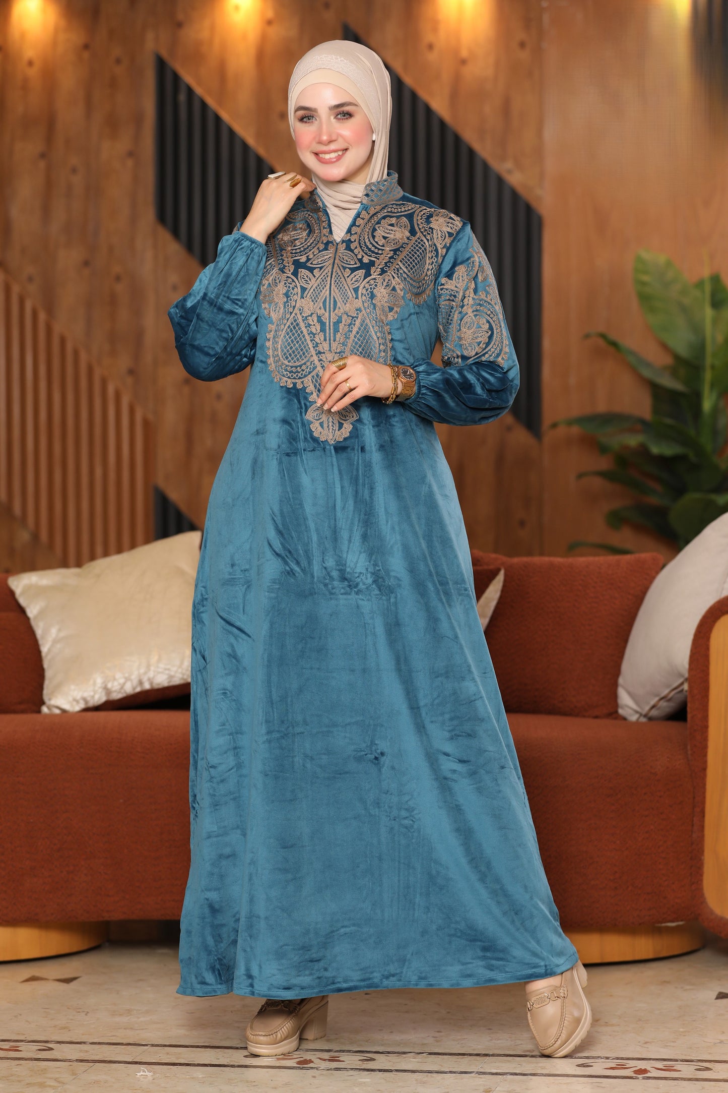 Velvet abaya with collar and embroidery