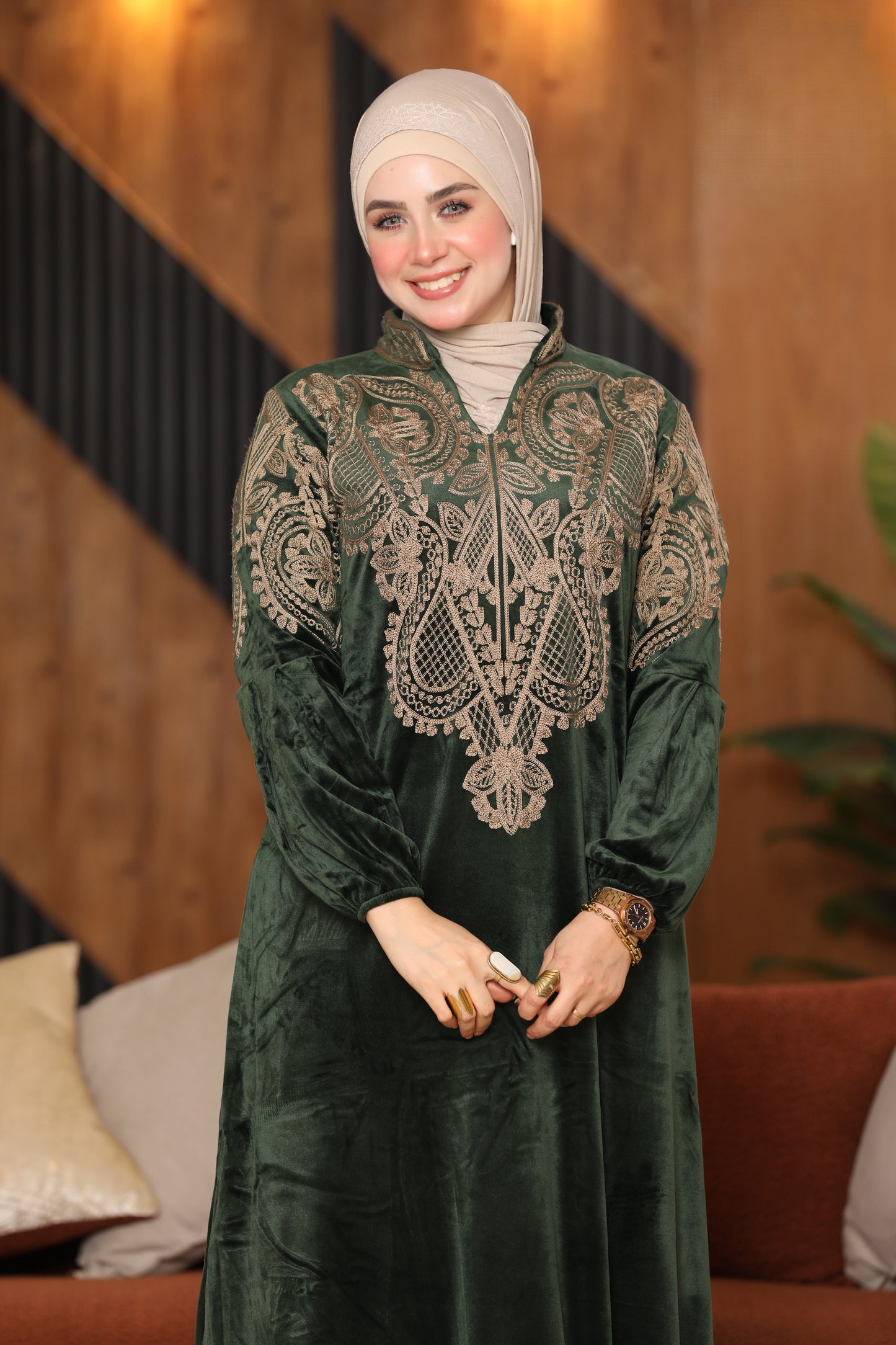 Velvet abaya with collar and embroidery