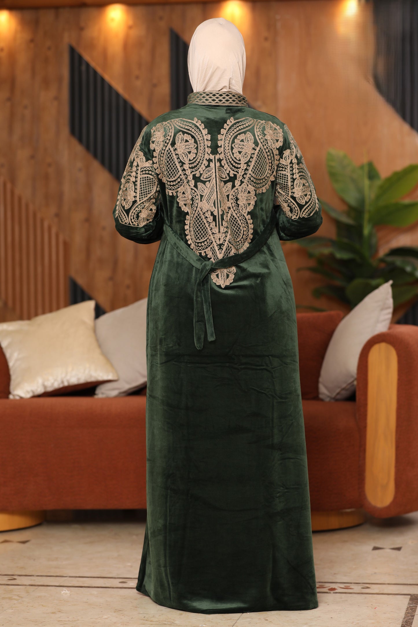Velvet abaya with collar and embroidery