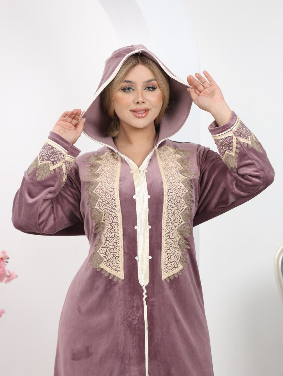 Velvet abaya embroidered with a hood