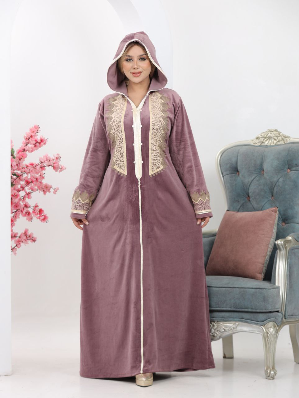 Velvet abaya embroidered with a hood