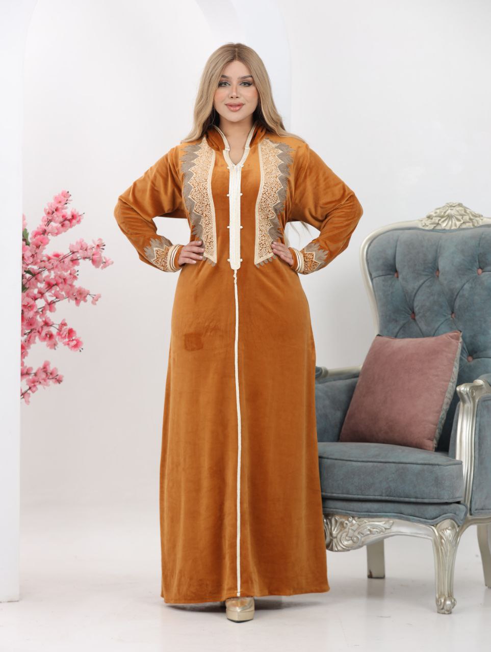 Velvet abaya embroidered with a hood
