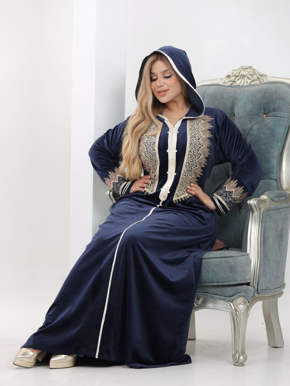 Velvet abaya embroidered with a hood