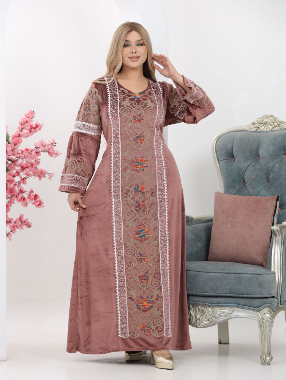 Velvet abaya with lengthwise embroidery