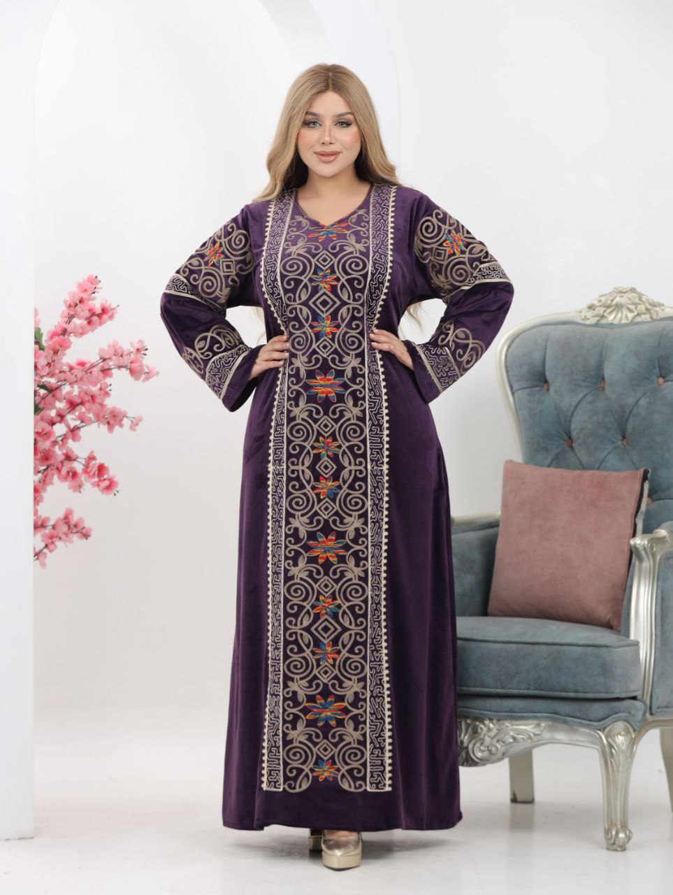 Velvet abaya with lengthwise embroidery