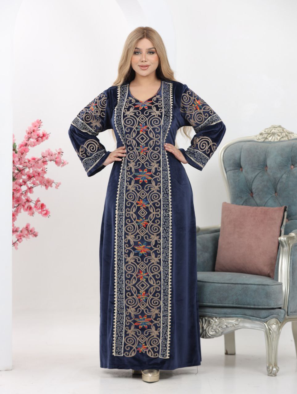 Velvet abaya with lengthwise embroidery