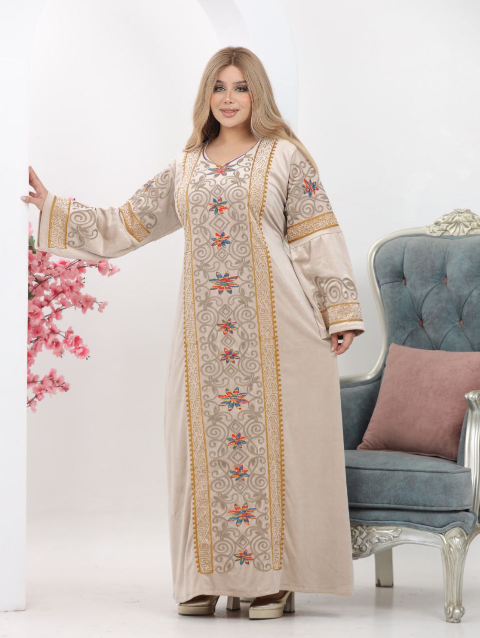 Velvet abaya with lengthwise embroidery