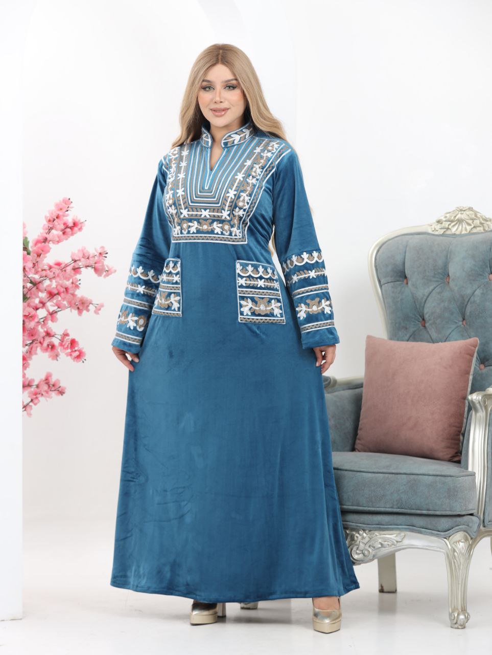 Embroidered velvet abaya with two pockets