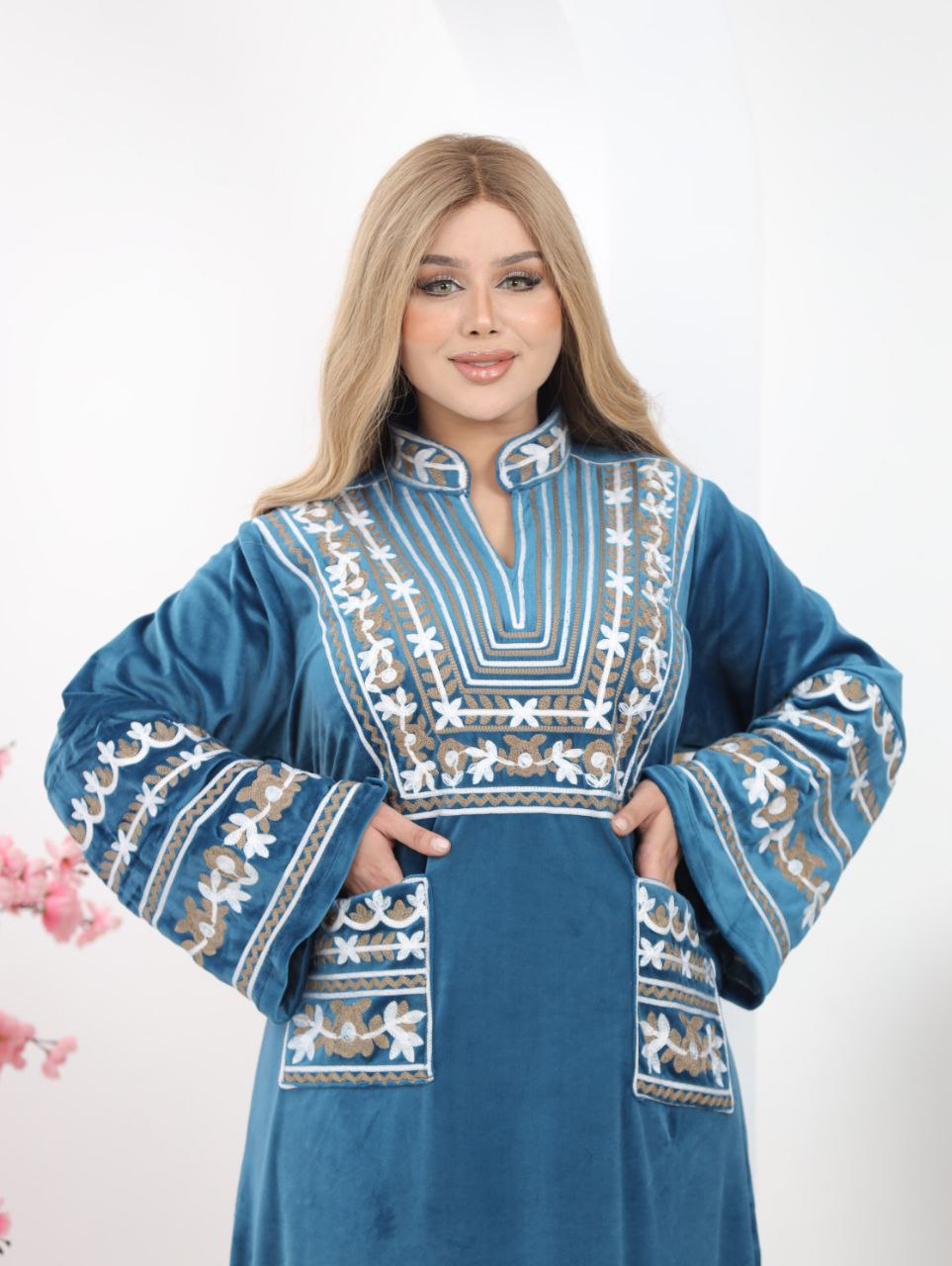 Embroidered velvet abaya with two pockets