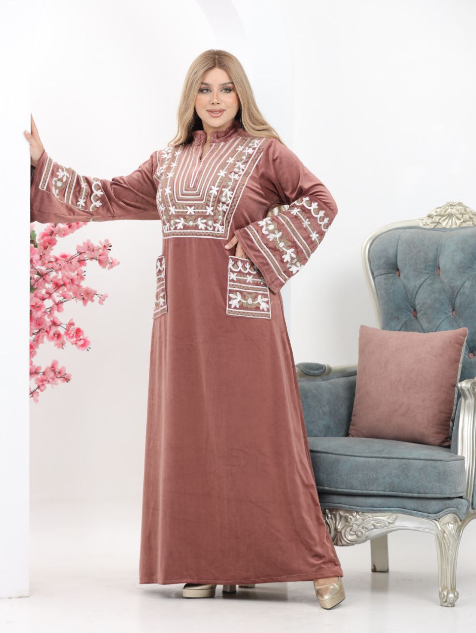 Embroidered velvet abaya with two pockets