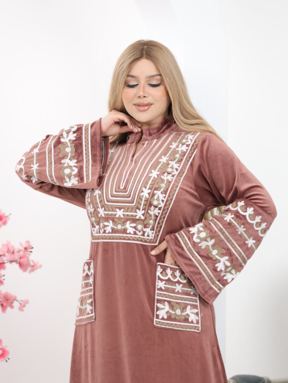 Embroidered velvet abaya with two pockets
