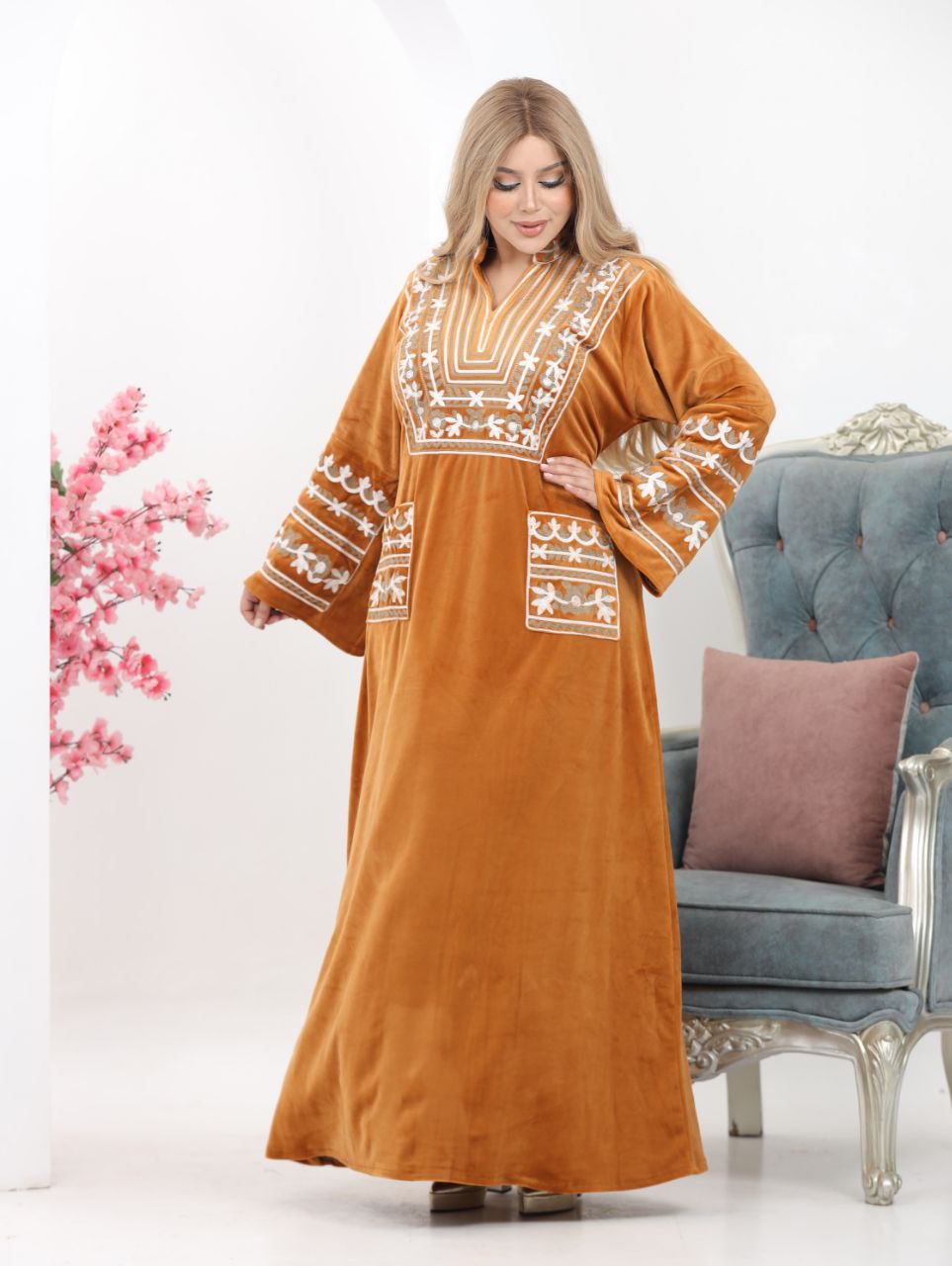 Embroidered velvet abaya with two pockets