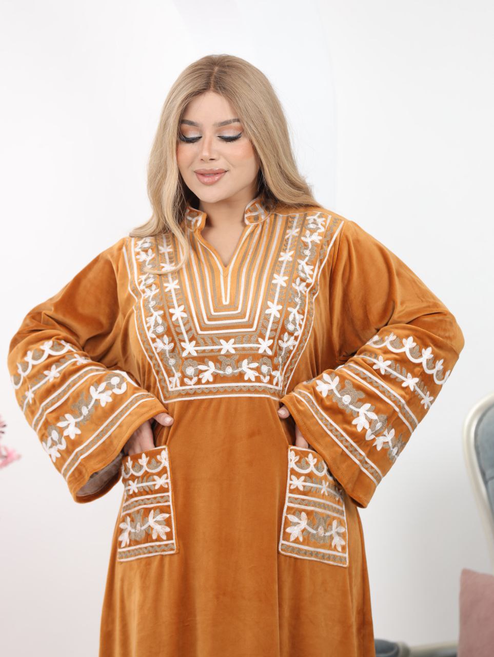 Embroidered velvet abaya with two pockets