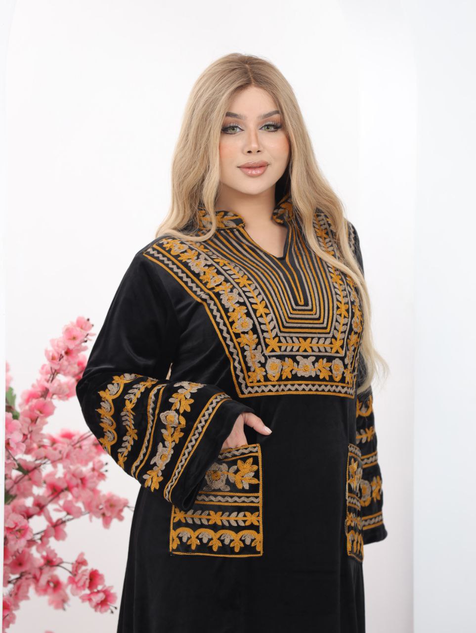 Embroidered velvet abaya with two pockets