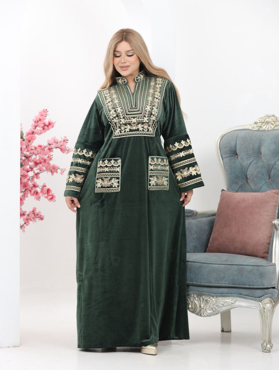 Embroidered velvet abaya with two pockets