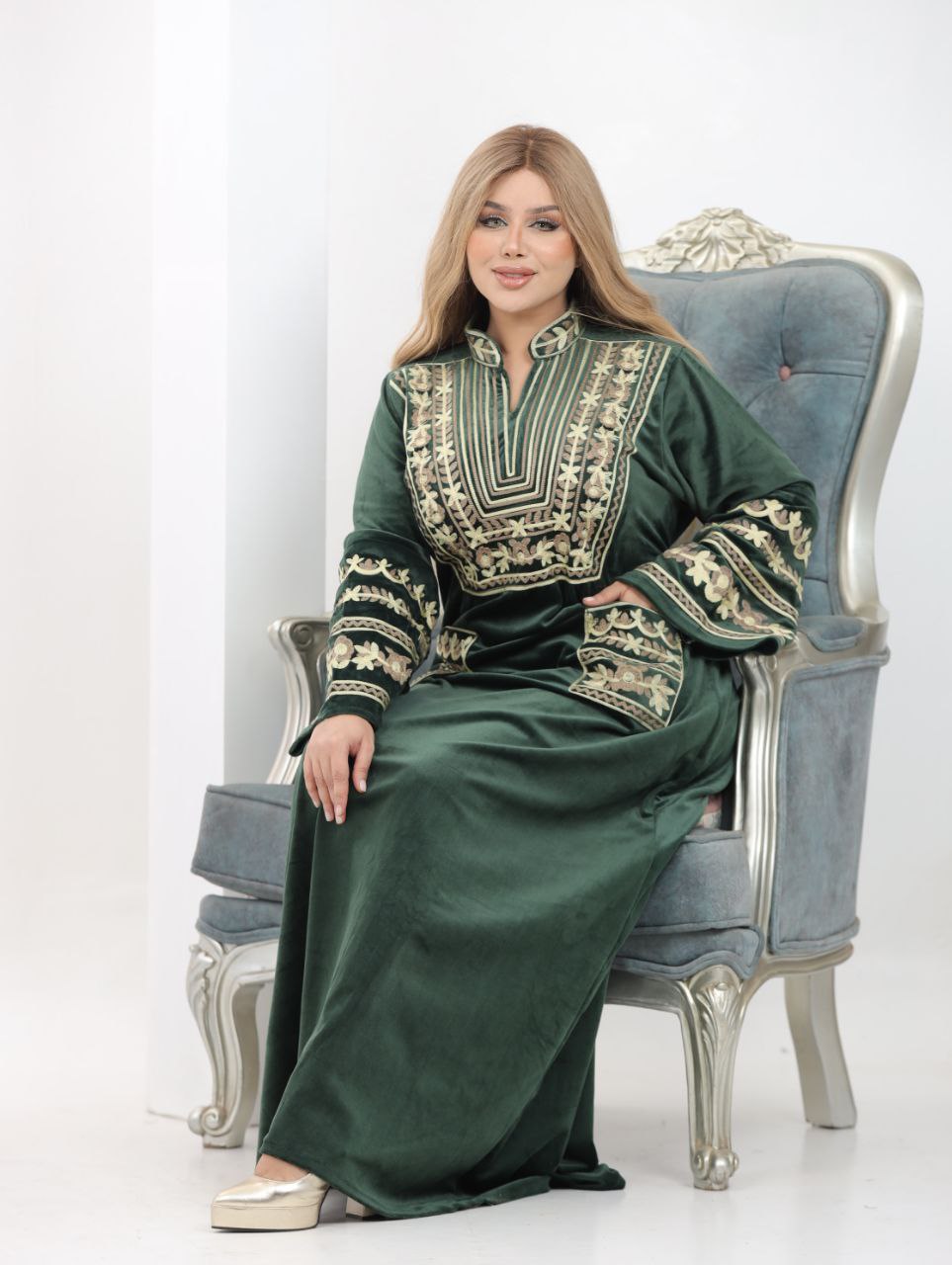 Embroidered velvet abaya with two pockets