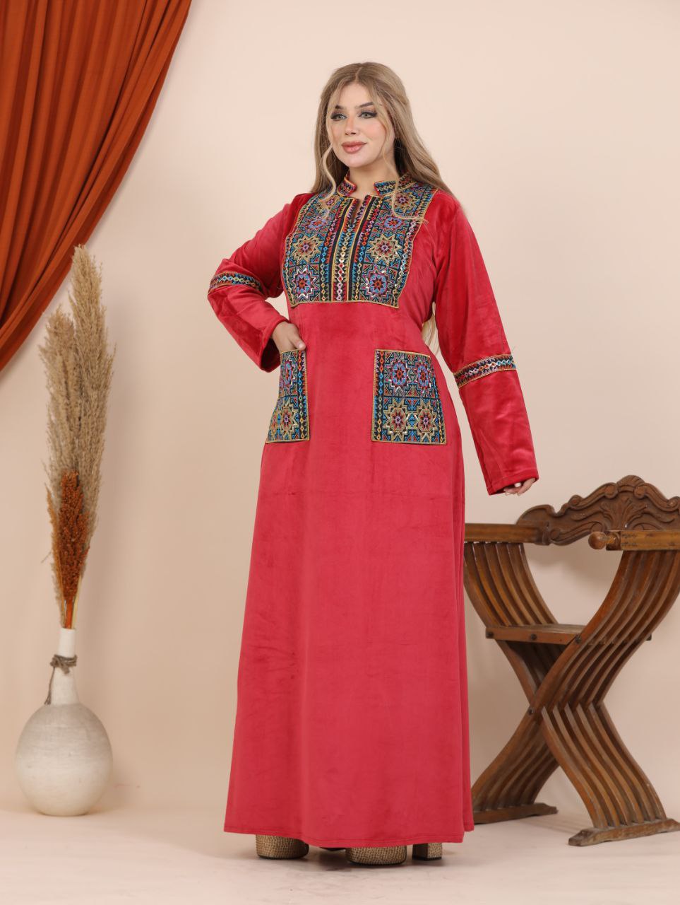 Embroidered velvet abaya with two pockets