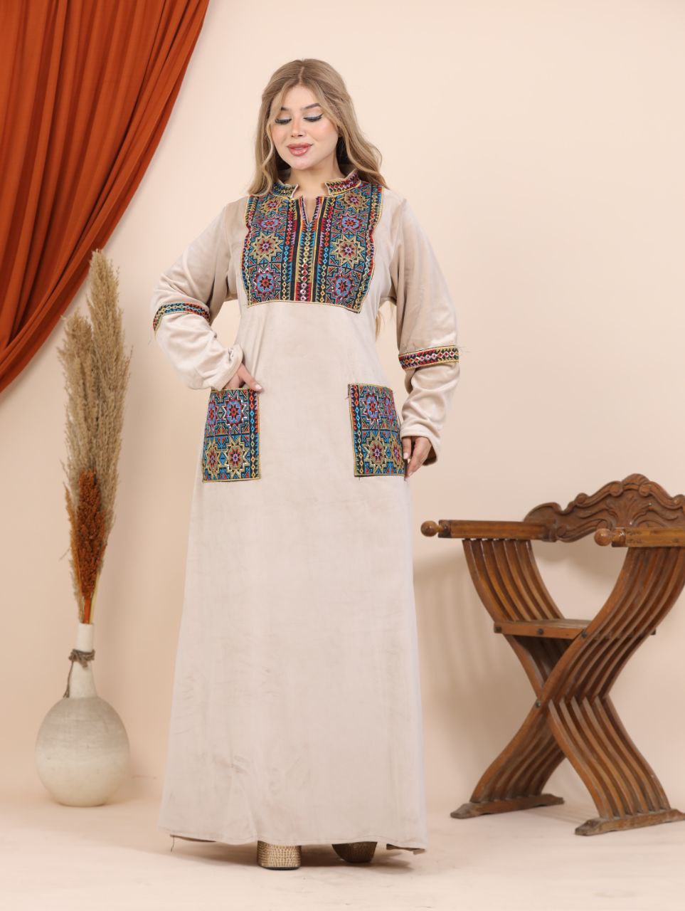 Embroidered velvet abaya with two pockets