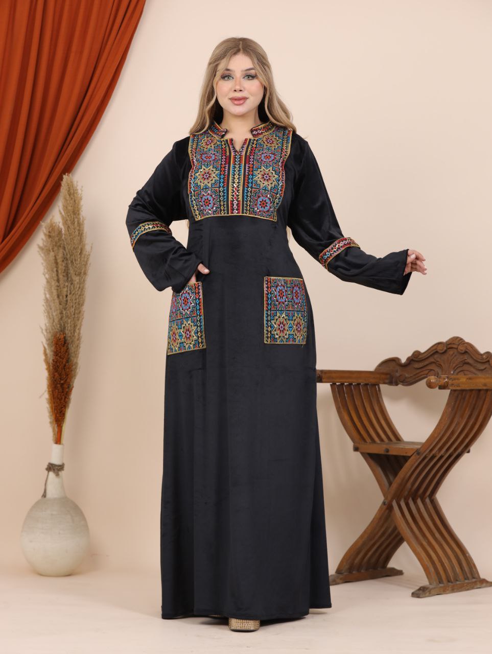 Embroidered velvet abaya with two pockets