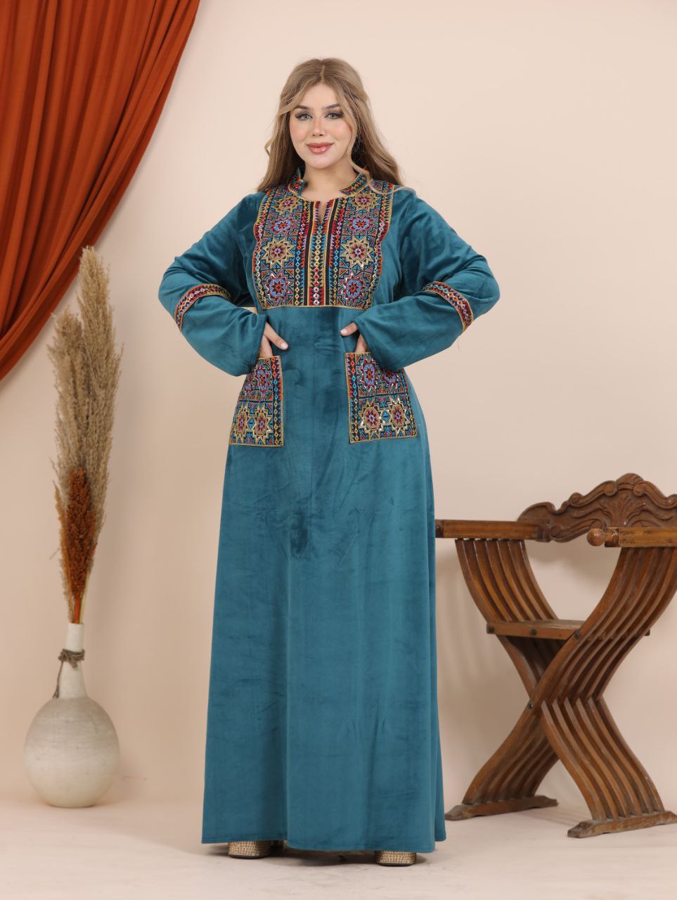 Embroidered velvet abaya with two pockets