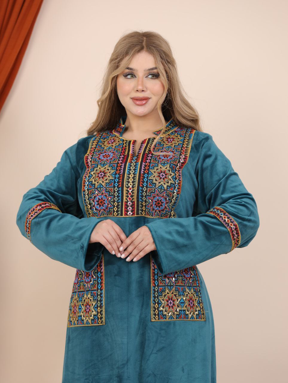 Embroidered velvet abaya with two pockets