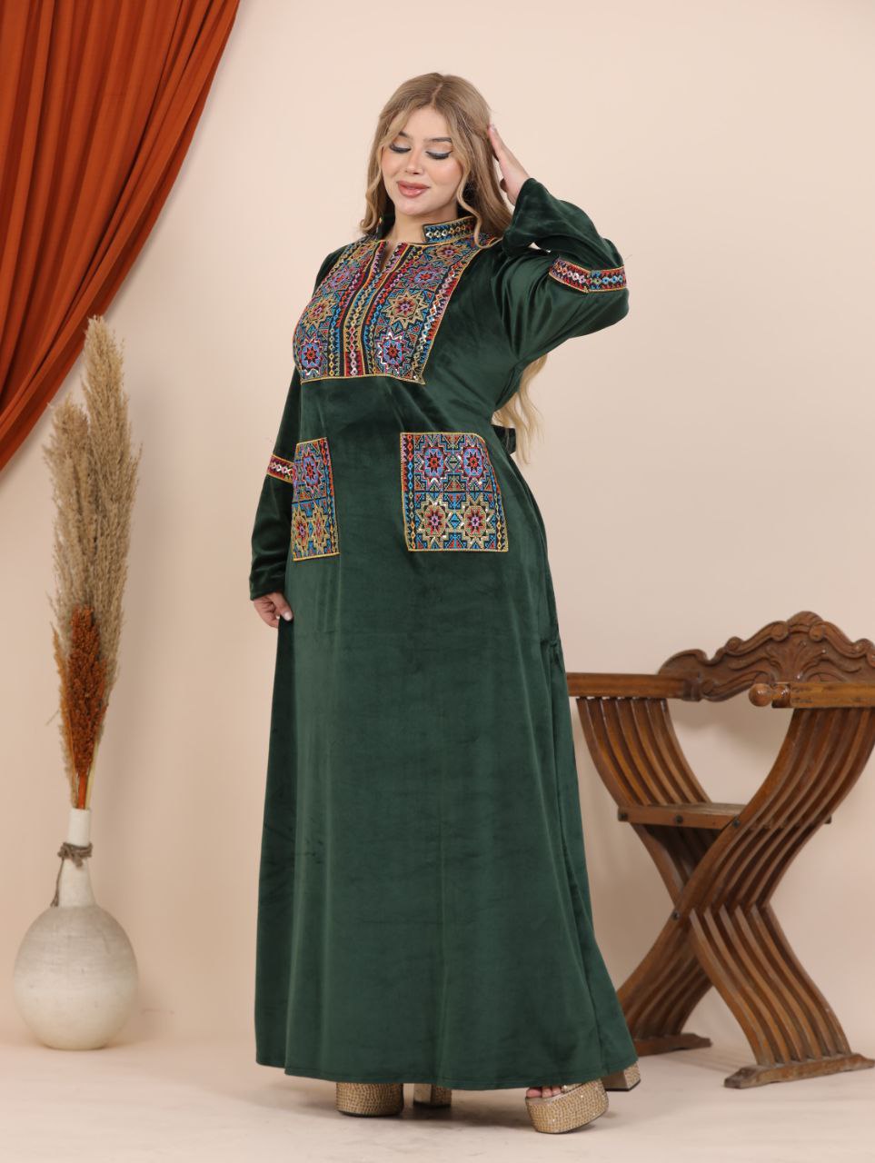 Embroidered velvet abaya with two pockets