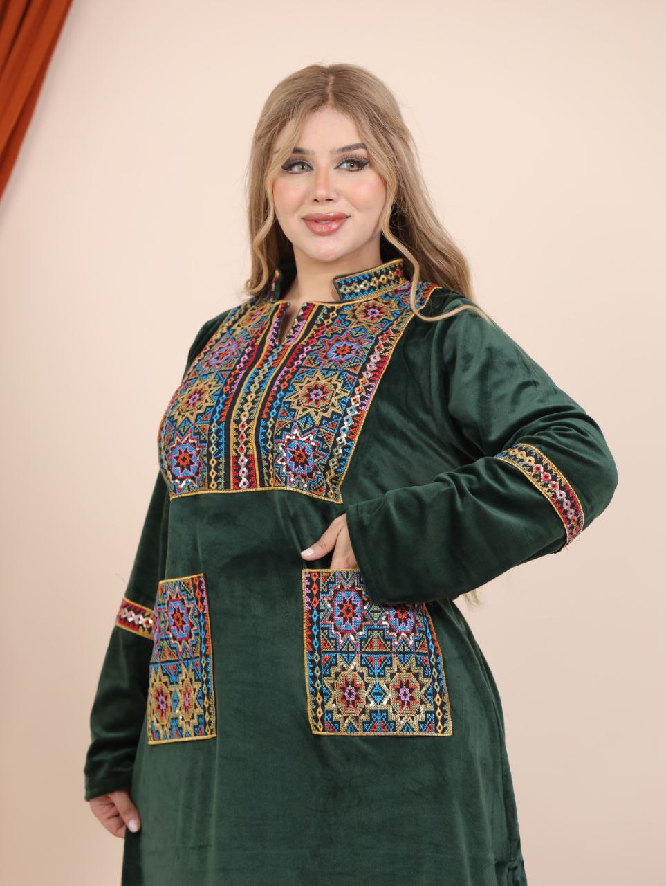 Embroidered velvet abaya with two pockets