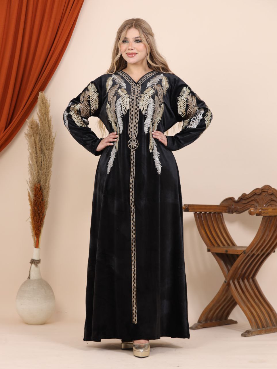 Velvet abaya with feather embroidery
