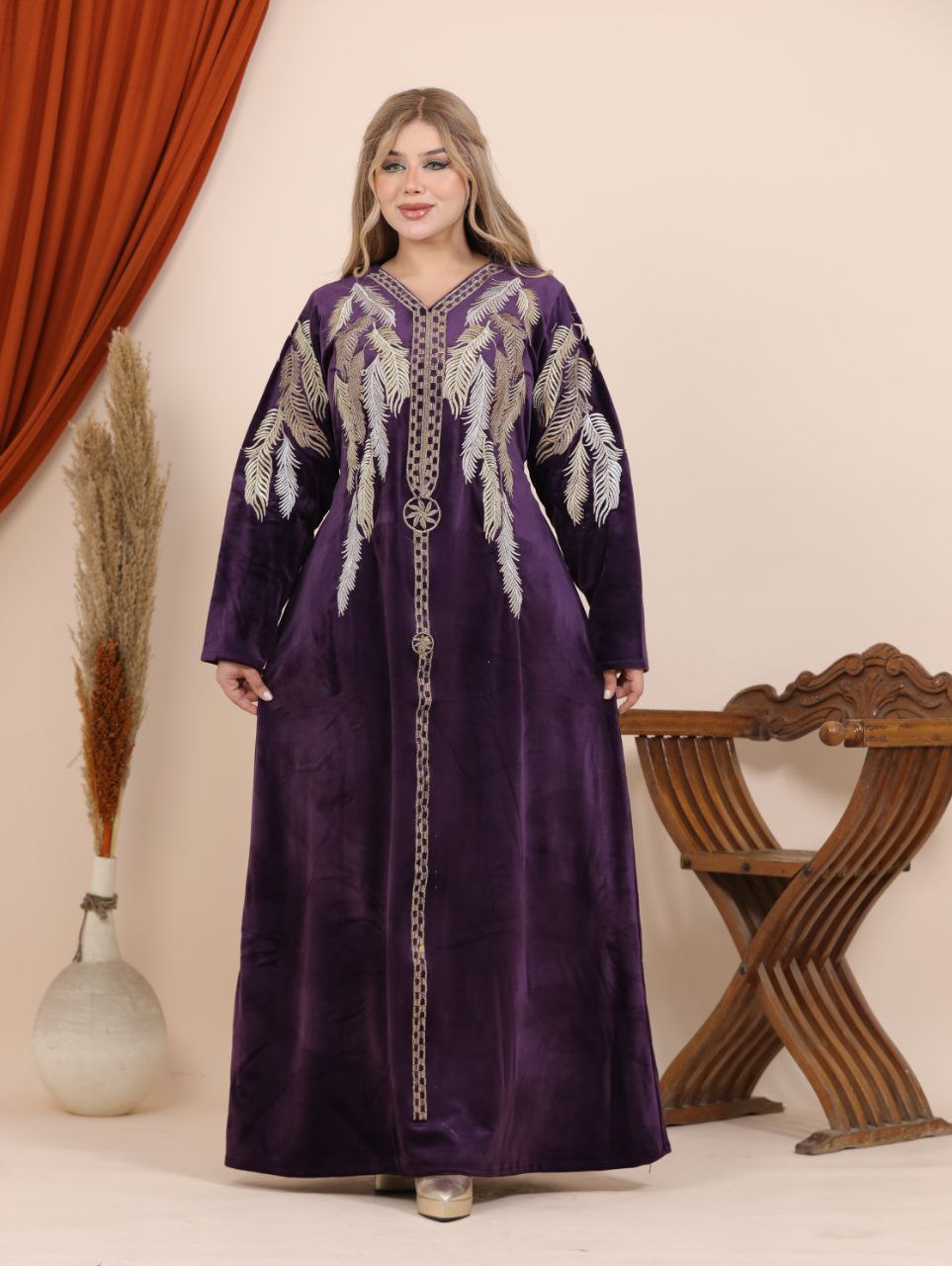 Velvet abaya with feather embroidery
