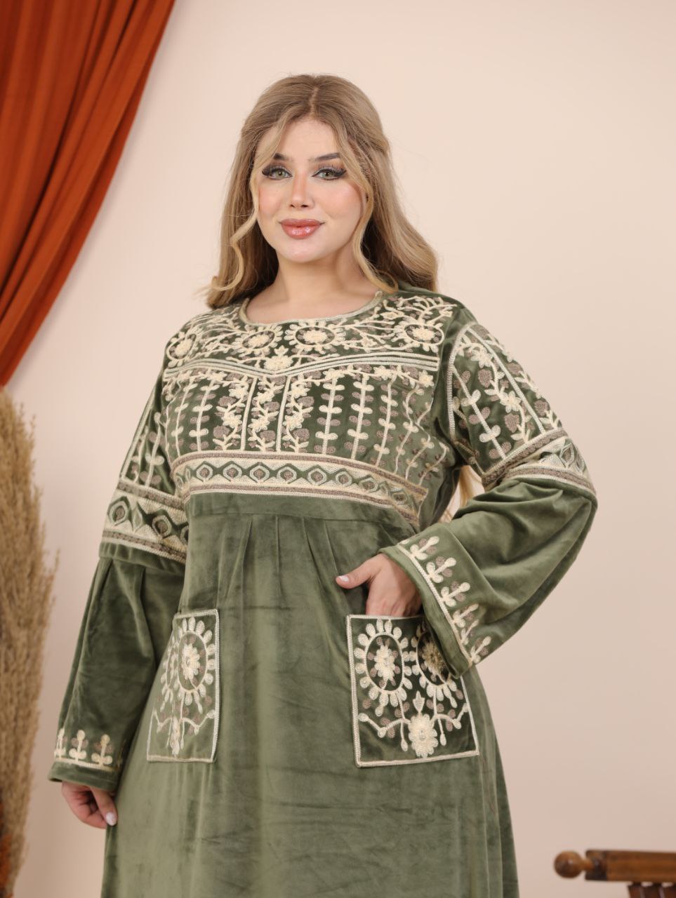 Embroidered velvet abaya with two pockets