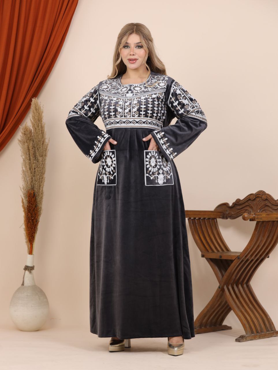 Embroidered velvet abaya with two pockets