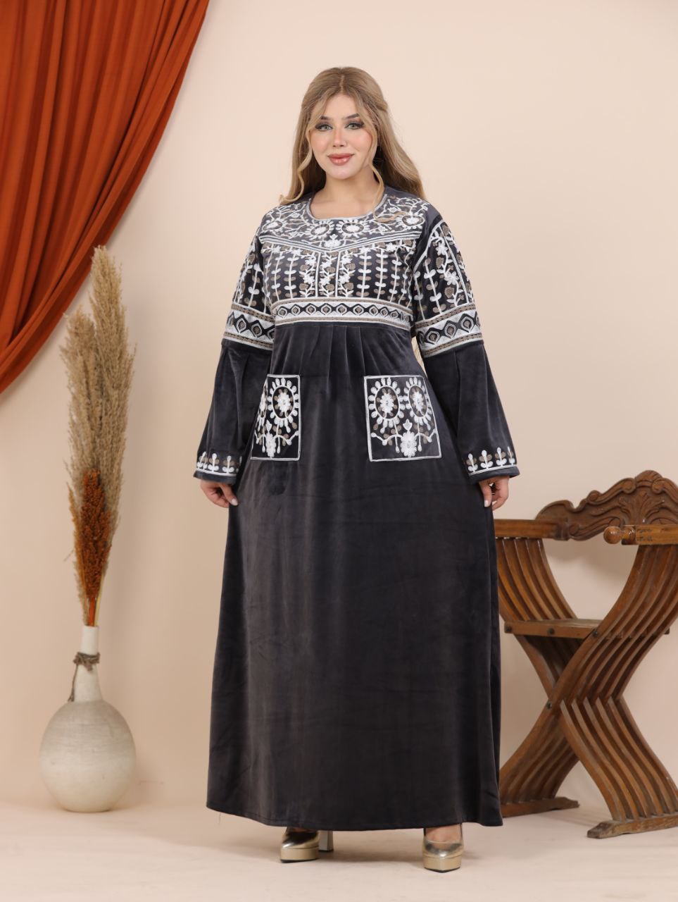 Embroidered velvet abaya with two pockets