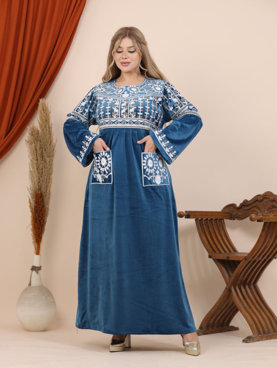 Embroidered velvet abaya with two pockets