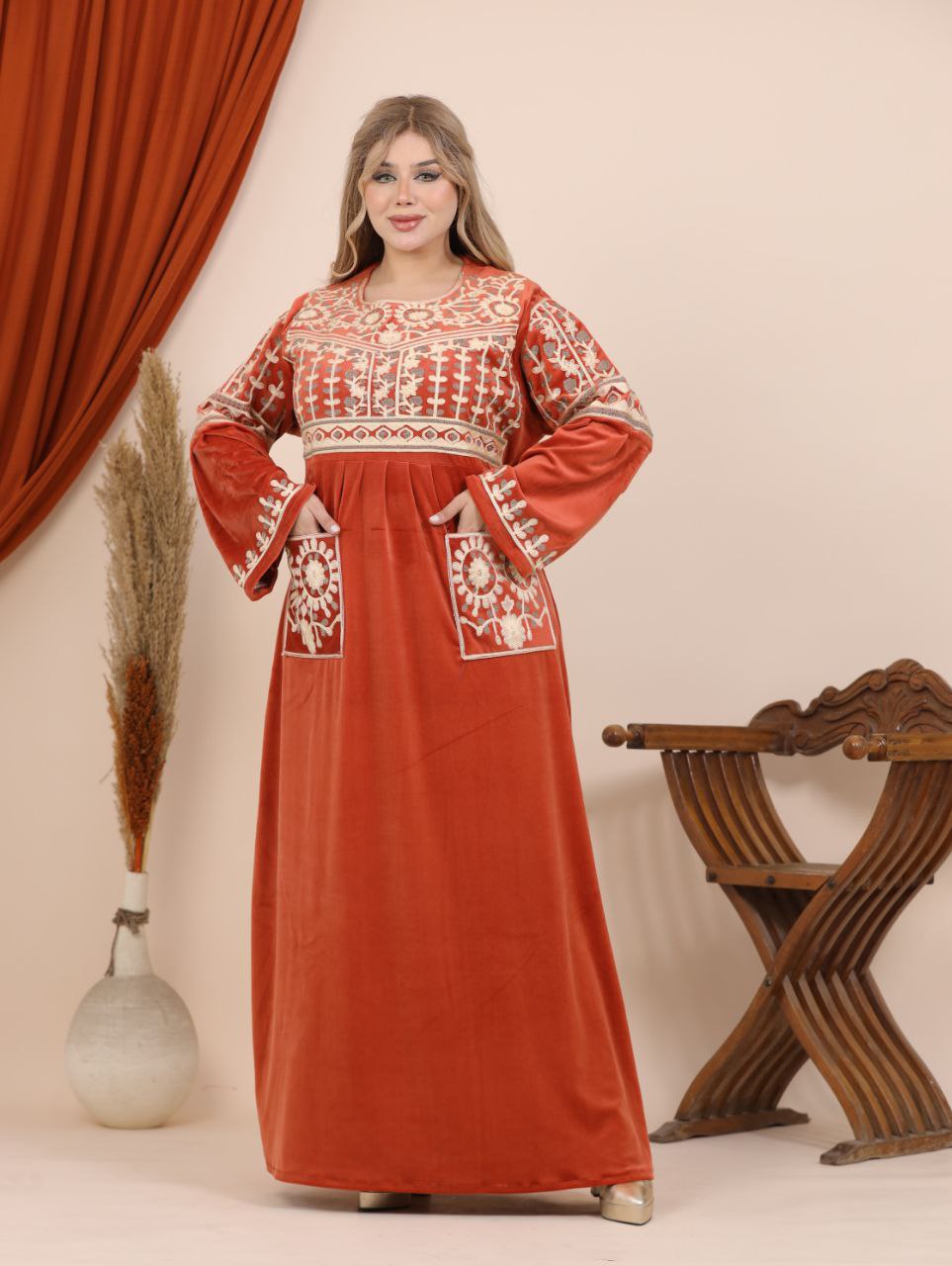 Embroidered velvet abaya with two pockets