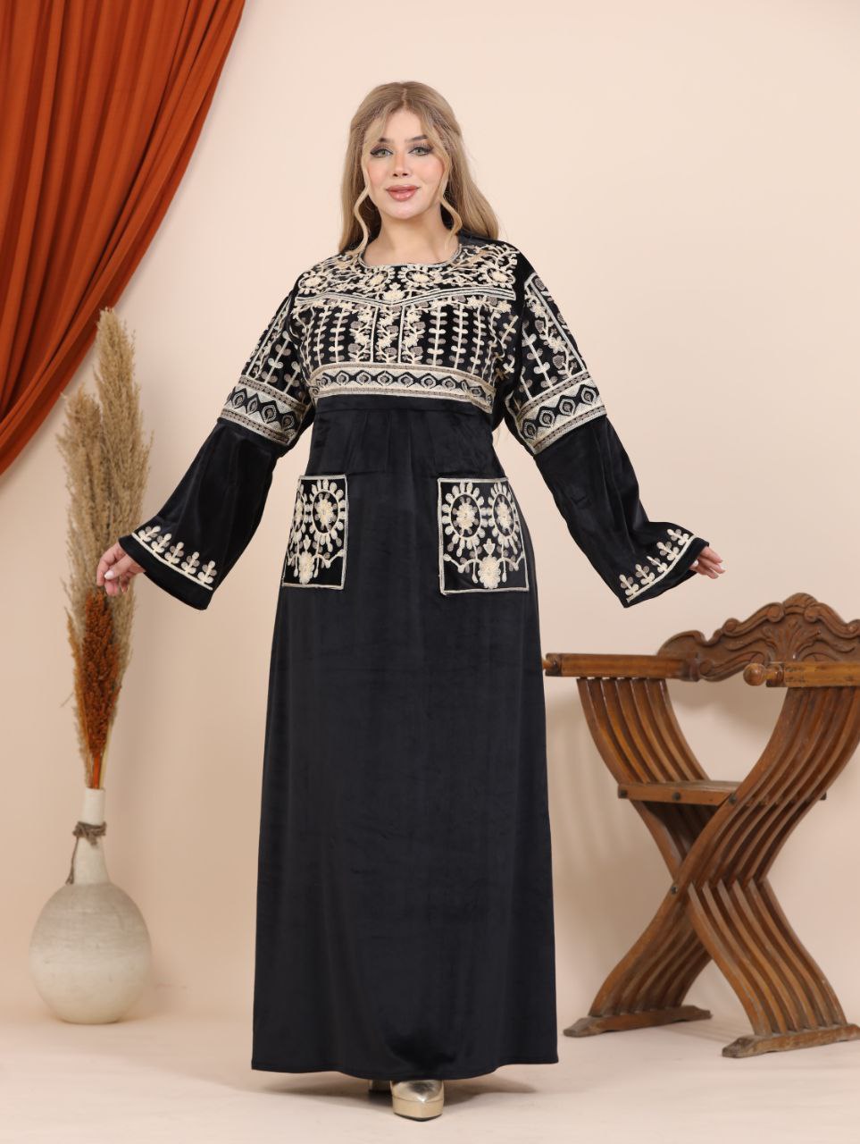 Embroidered velvet abaya with two pockets