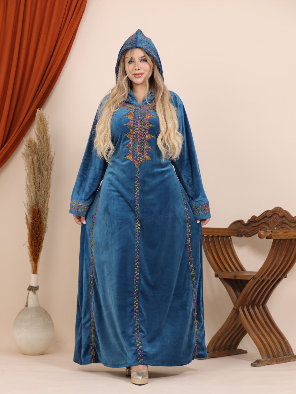 Velvet abaya embroidered with a hood
