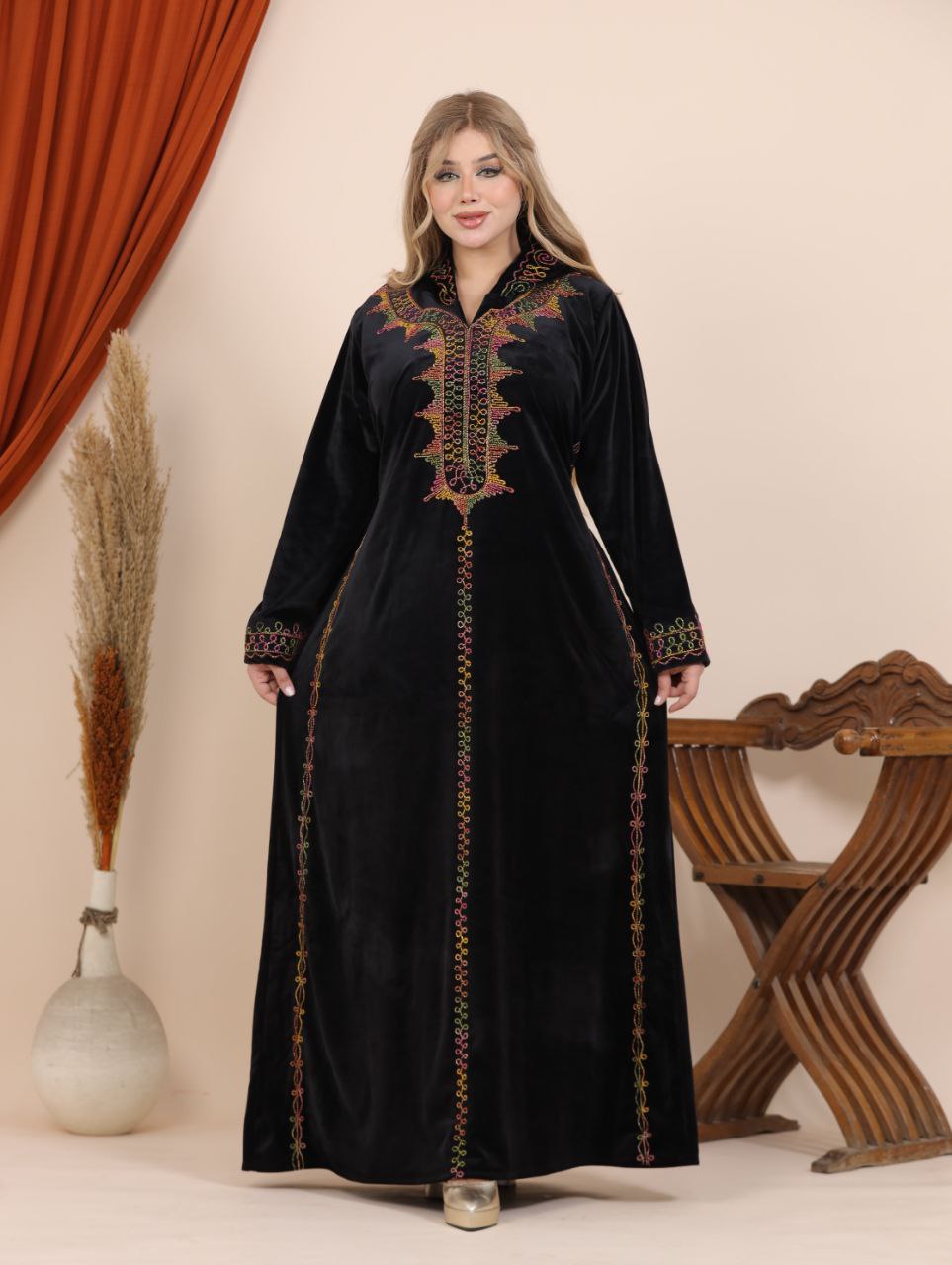 Velvet abaya embroidered with a hood