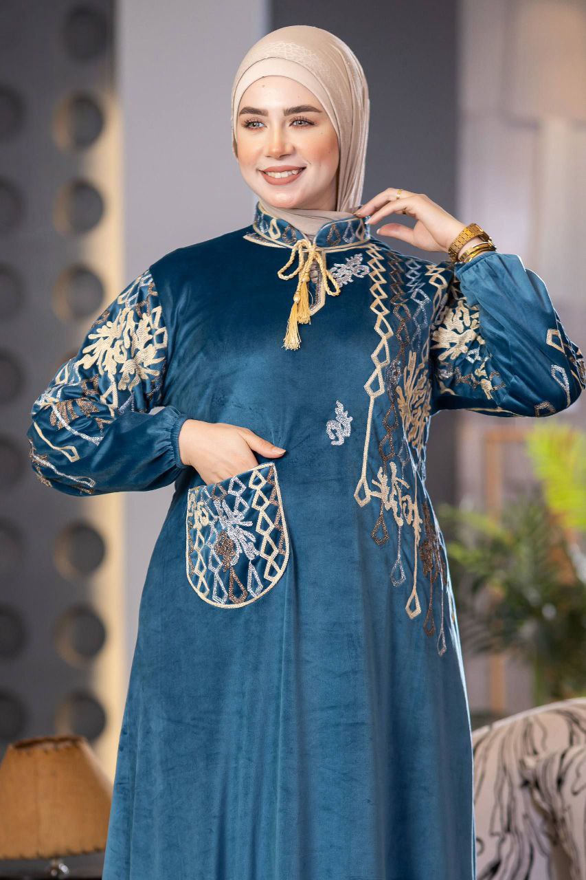 Embroidered velvet abaya with one pocket